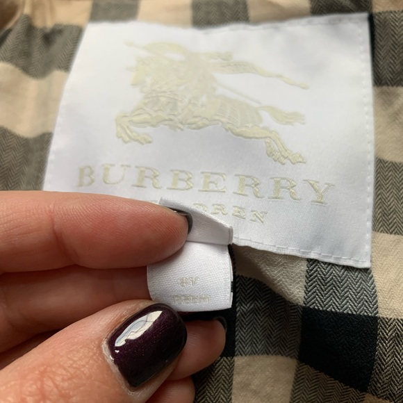 Burberry jacket for a 8year old beautiful light pink color.